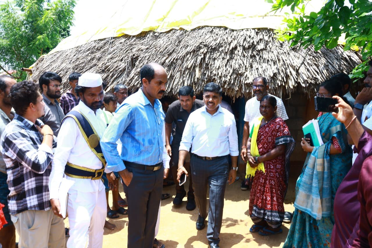  ప్రభుత్వ అభివృద్ధి, సంక్షేమ ఫలాలను ప్రజలందరికీ అందించడమే లక్ష్యంమని జిల్లా కలెక్టర్ బి. చంద్రశేఖర్ అన్నారు 